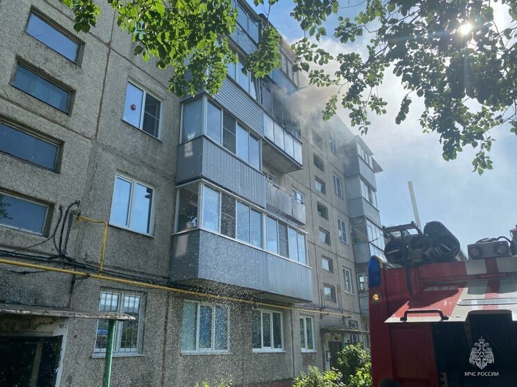В Новоалтайске на пожаре в пятиэтажке спасли четверых людей