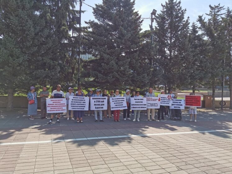 Пациенты на гемодиализе вышли на пикет в Улан-Удэ, требуя увеличения соцподдержки