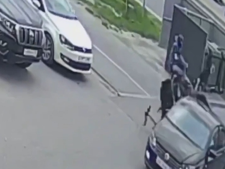 Группа подростков на самокатах вломилась в авто в Новом Уренгое