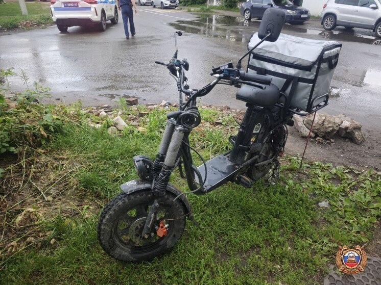 В Твери водитель электровелосипеда врезался в иномарку на встречной полосе