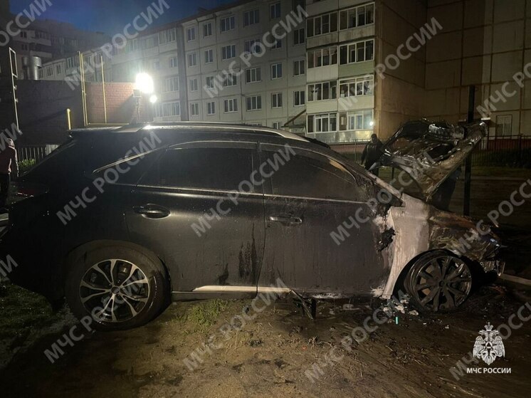 Ночью в Брянске на Есенина потушили вспыхнувший автомобиль
