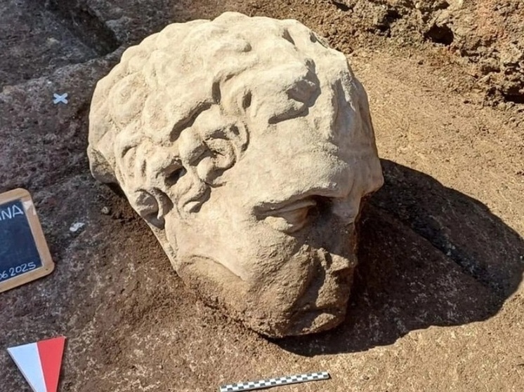 Kolossaler Marmorkopf bei Ausgrabungen in Rom entdeckt