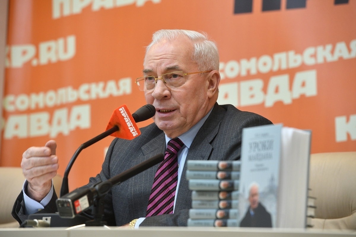 Азаров заявил, что производство оружия на Украине используют как прикрытие