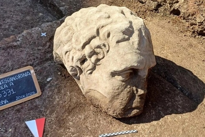 В Риме при раскопках обнаружили колоссальную мраморную голову