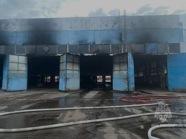 Огнем уничтожено пять автобусов в автобоксе ПАТП-2 в Казани