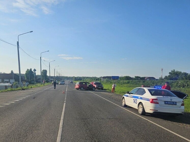 На Алтае пенсионер пошел на обгон и врезался в легковушку