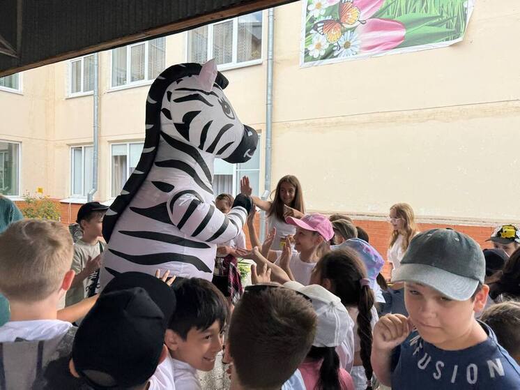 Зебра-кукла помогает автоинспекторам Пятигорска пропагандировать ПДД