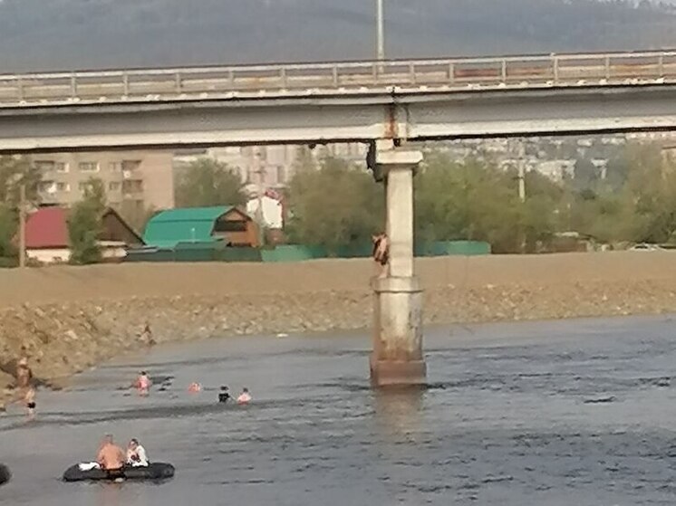 Читинка показала прыгающих с опор моста в реку детей