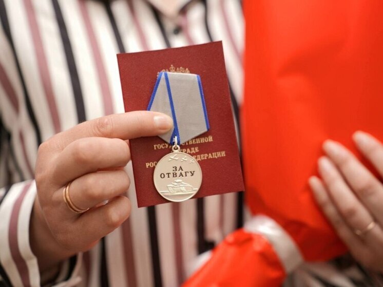 Семье бойца СВО из Арзгирского округа вручили медаль «За Отвагу»