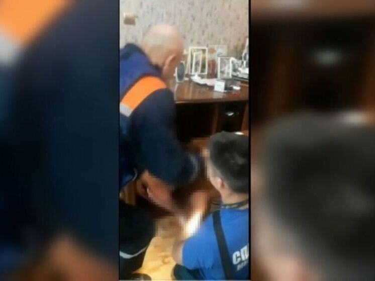 Спасатели в Уфе помогли мальчику выбраться из комода