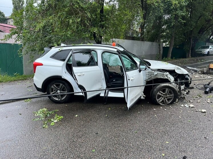 Автомобиль «Хавал» наехал на световую опору в Воронеже