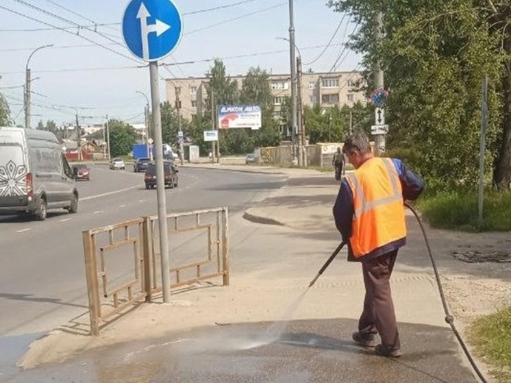  В Иванове начали мыть тротуары вручную