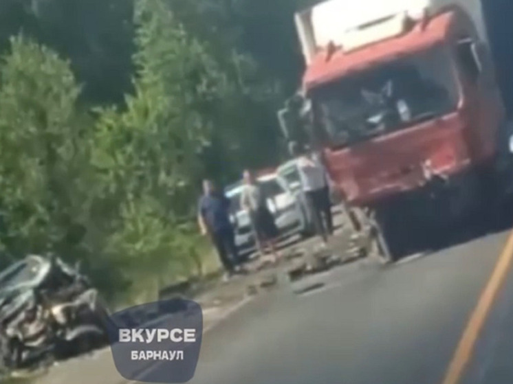 Автомобиль смяло в жестком лобовом ДТП на трассе в Алтайском крае