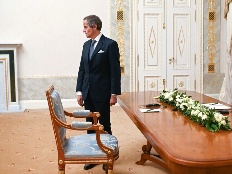 Гросси предложил главе МИД Ирана Аракчи встретиться как можно скорее