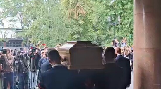 Опубликованы кадры выноса гроба Валентины Талызиной: провожали аплодисментами