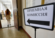 Настоящий ажиотаж в приемных комиссиях вузов начнется на следующей неделе — большинство выпускников 11 классов получат свои аттестаты в пятницу, 27 июня 2025 года
