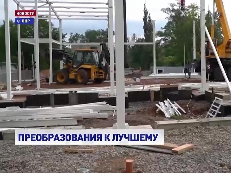 Одним из значимых проектов в Краснодоне является строительство новой подстанции скорой помощи. Оно осуществляется при поддержке Тюменской области, выступающей в роли региона-шефа. На сегодняшний день завершены работы по заливу фундамента, а также начат монтаж каркаса здания, что говорит о своевременном выполнении плана.