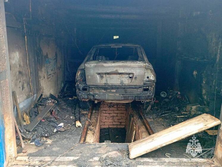 В Тверской области автомобиль сгорел в гараже