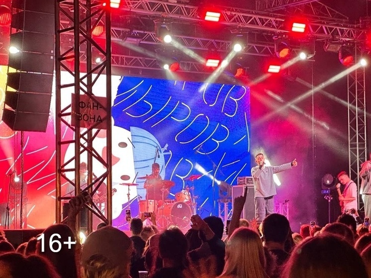 27 июня Филипп Хмыров даст выступит на крыше в рамках фестиваля ROOF FEST