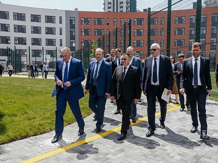В Ростове стройплощадку школы в «Левобережье» посетил министр строительства и ЖКХ РФ Ирек Файзуллин