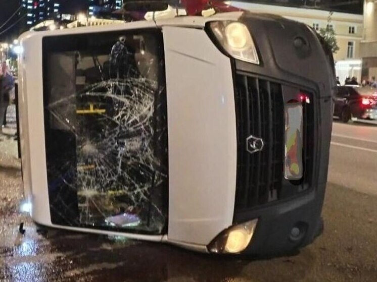 Возбуждено дело против воронежского владельца Mercedes-Benz, перевернувшего автобус в центре города