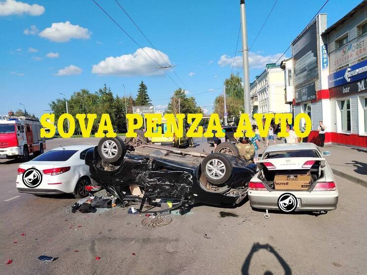 Массовое ДТП в Заводском районе Пензы: от силы удара один их автомобилей перевернулся на крышу