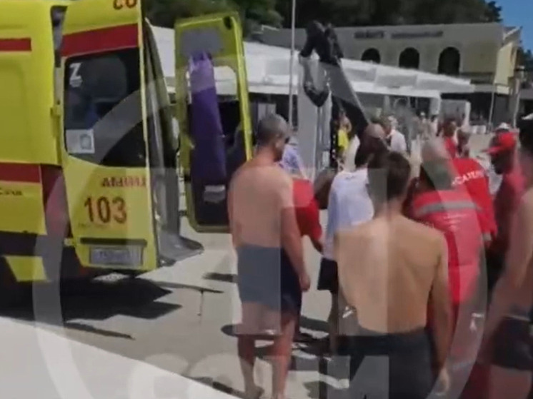 Туриста на сочинском пляже спасали от остановки сердца более часа