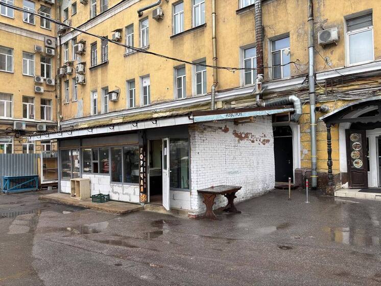В Петербурге приступили к сносу торгового павильона на Московском проспекте