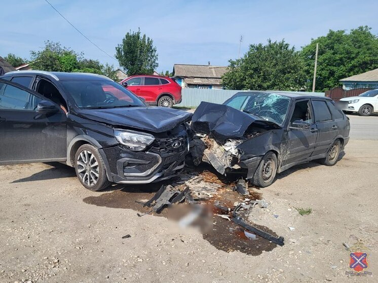 В Волгоградской области в ДТП «Лады» и ВАЗа пострадали два водителя