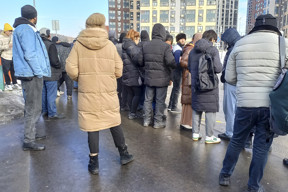 В Подмосковье мигранты опустошают корзину для гуманитарной помощи бойцам СВО