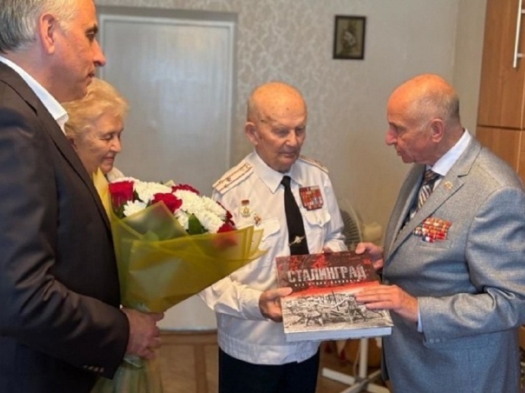 Волгоградского ветерана поздравили с годовщиной первого Парада Победы