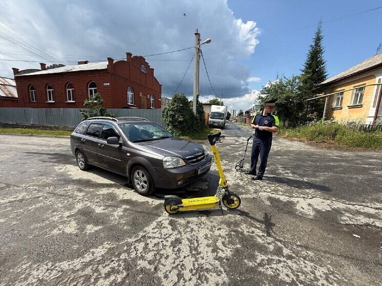 Два подростка на самокате «Яндекс» заехали под машину в Екатеринбурге