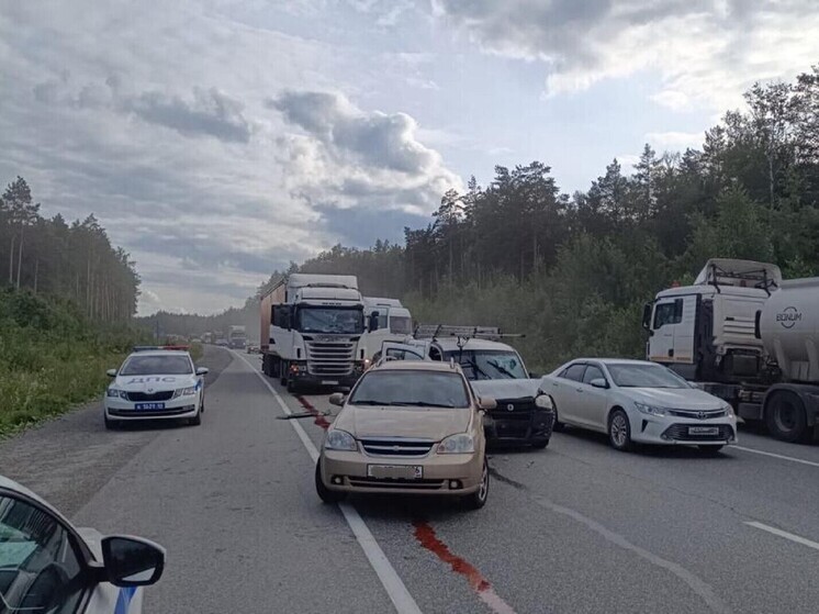 Грузовик наехал на три автомобиля на ЕКАД