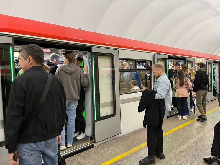 Петербуржцы не могут уехать на метро в сторону «Девяткино» больше 10 минут