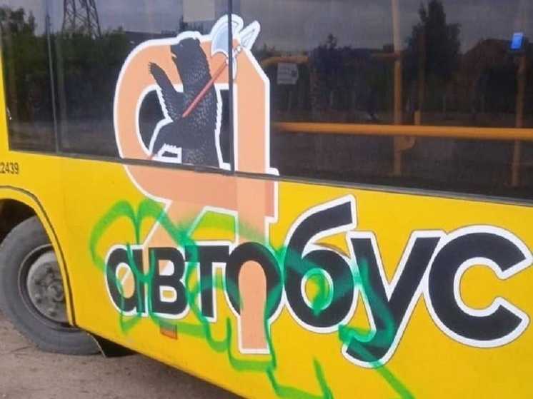 В Ярославле по горячим следам нашли подростка, разрисовавшего автобус