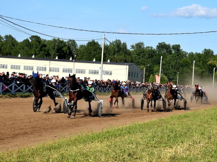 Олег Николаев наградил победителей конных бегов на Кубок Главы Чувашии