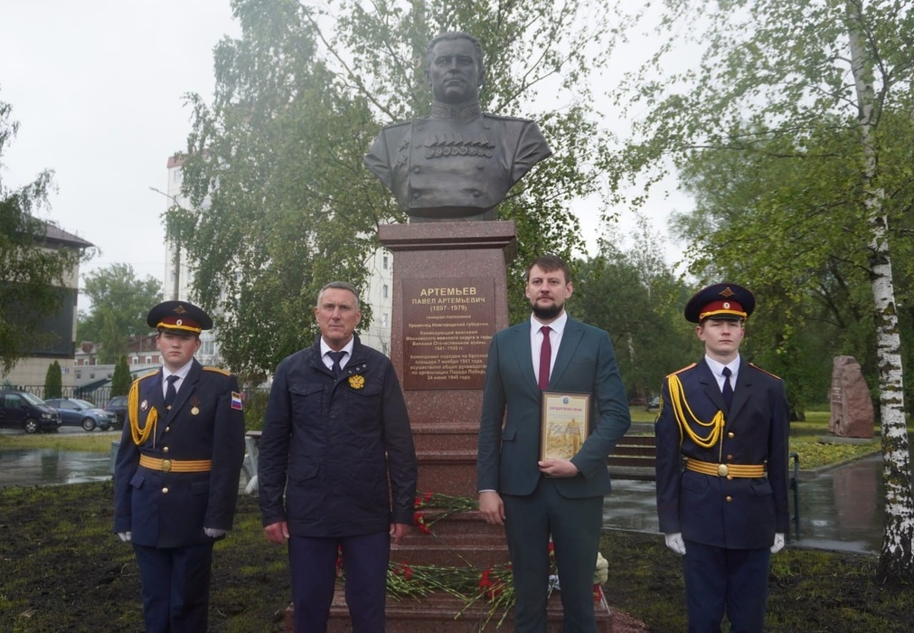 В Великом Новгороде открыли памятник генерал-полковнику Павлу Артемьеву