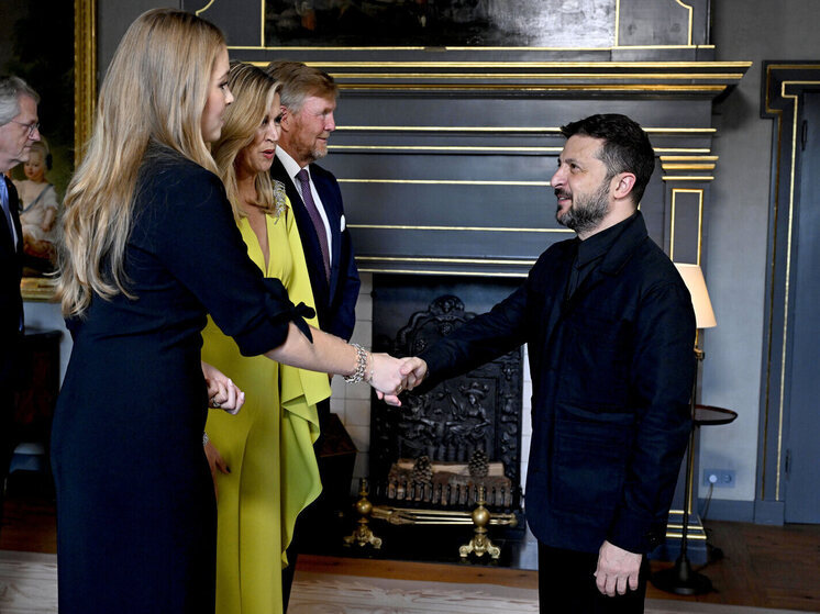 Зеленского поставили подальше от Трампа на общем фото с саммита НАТО