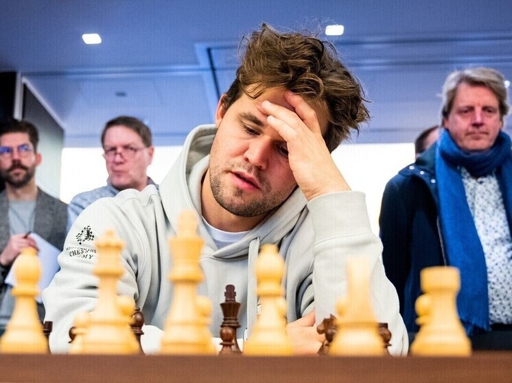 Junger Schachspieler aus Russland schlägt mehrfachen Weltmeister Carlsen bei Turnier