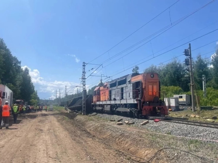 Под Новосибирском с рельс сошел тепловоз с вагонами