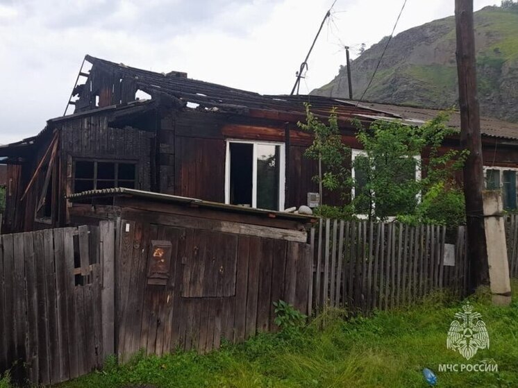 Абазинские пожарные спасли из горящего дома мужчину