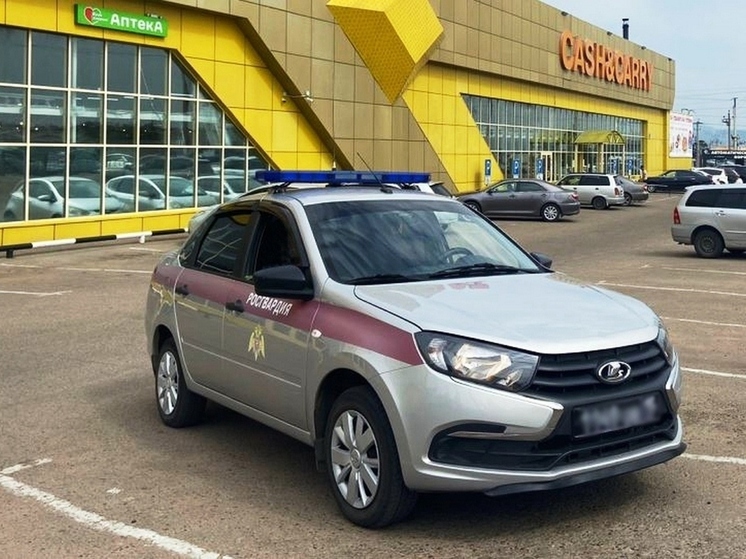 В Улан-Удэ росгвардейцы задержали переодевшегося в магазине рецидивиста