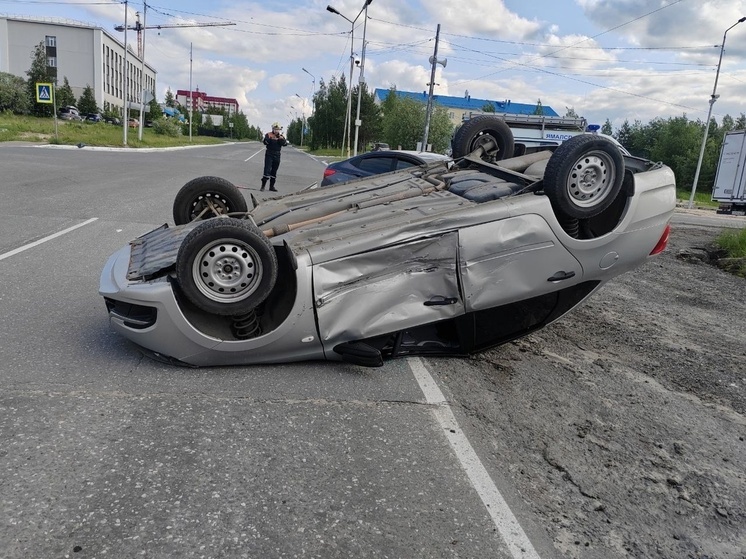 Машина перевернулась на крышу из-за ДТП в Ноябрьске
