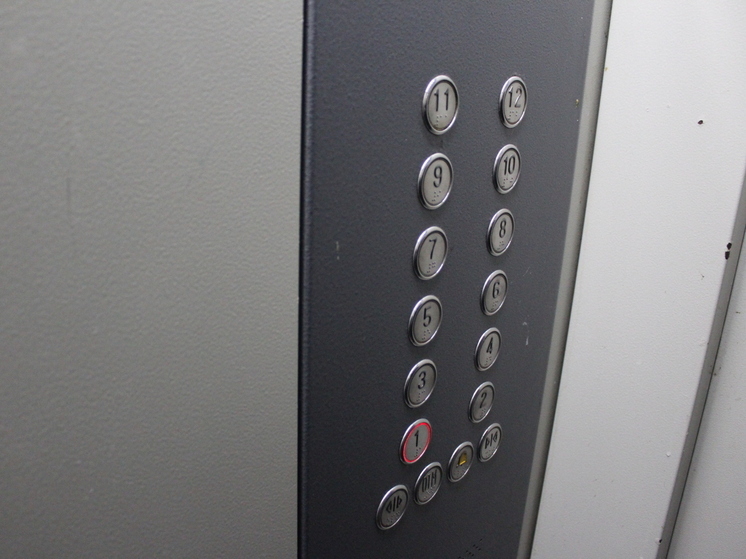 Лифт с пассажиром упал из-за обрыва троса в жилом доме во Владивостоке