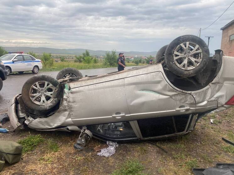 В Черногорске легковушка встала на крышу после встречи с опорой ЛЭП