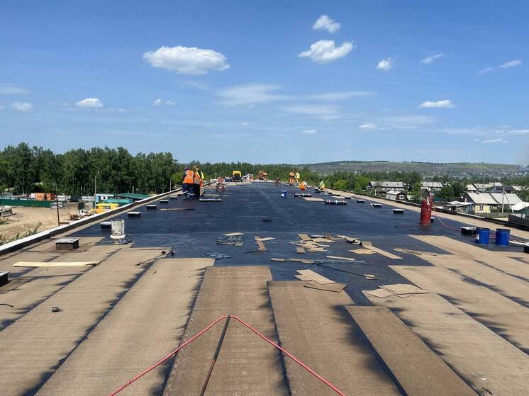 Гидроизоляцию нанесли на поверхность путепровода на Батарейной