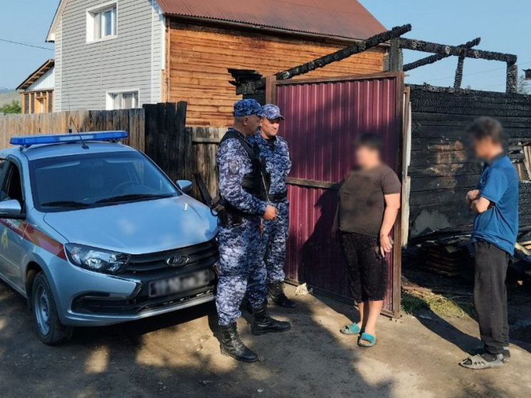 В Улан-Удэ росгвардейцы спасли из горящего дома семейную пару