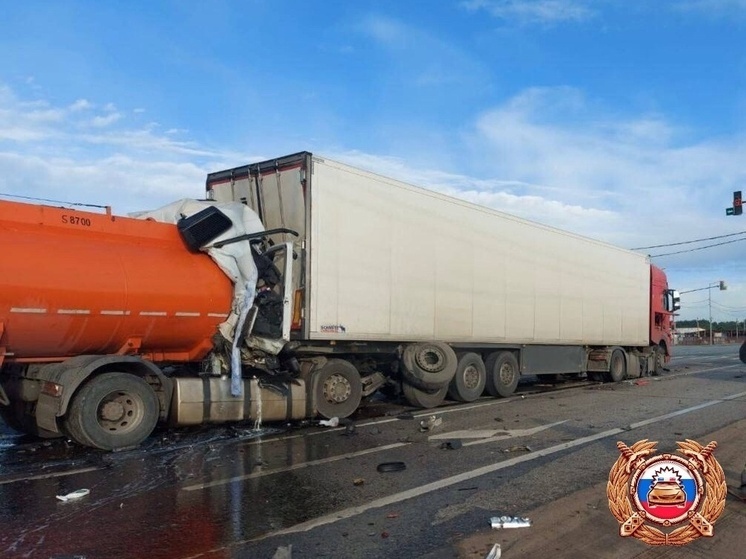 В Тверской области два человека погибли в страшном ДТП с бензовозом