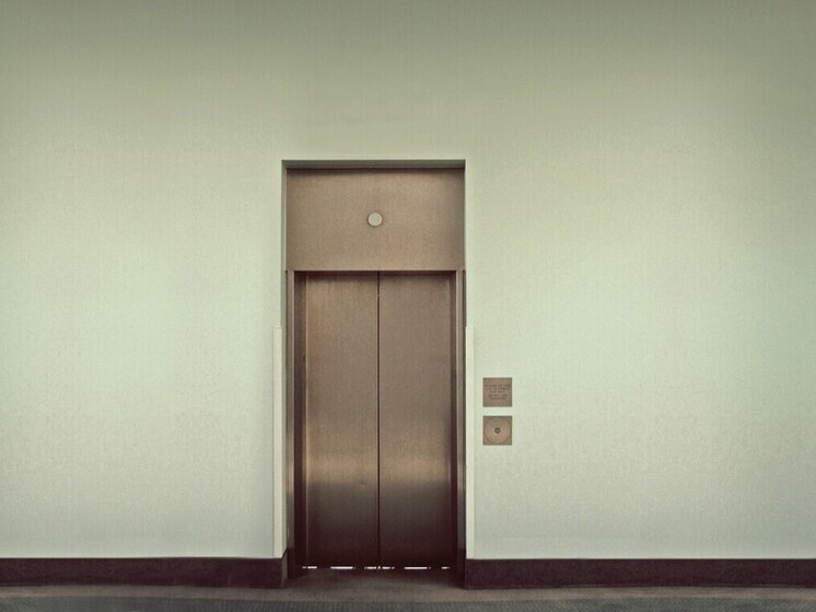Прокуратура проверяет причины экстренной остановки лифта во Владивостоке