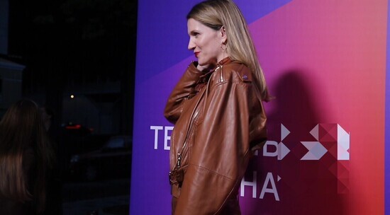Женя Малахова выгуляла новый кожаный костюм: видео